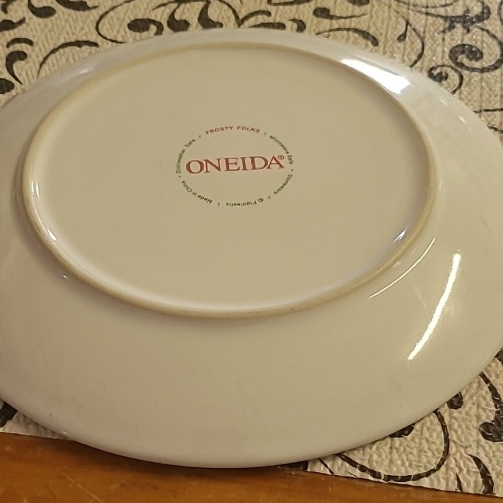 Oneida Frosty Friends Plates - Picture 7 of 11